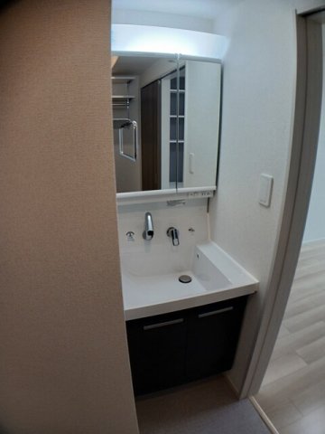 洗面設備　明るい洗面所です