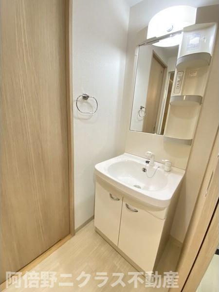 洗面設備　内装は別部屋の参考写真です。