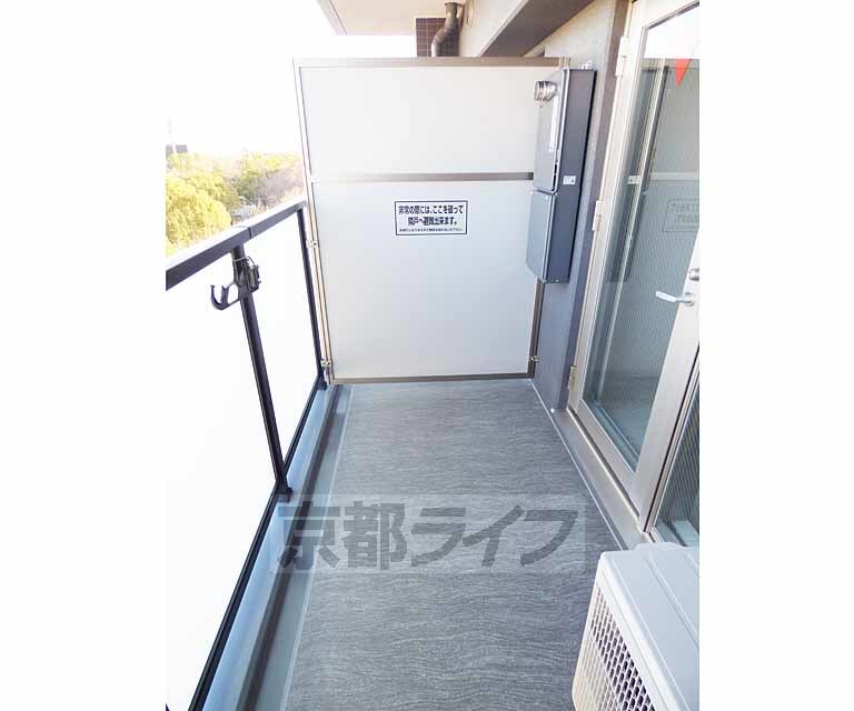 バルコニー　広々と使えて、洗濯物もたくさん干せます