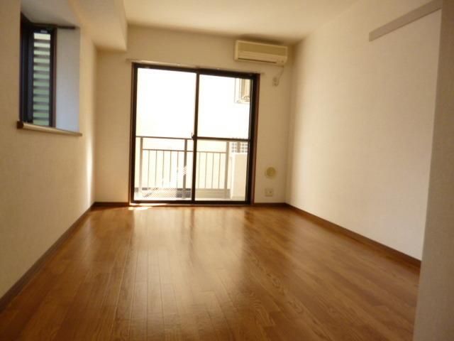 居室・リビング　★広々8.3帖の洋室です★