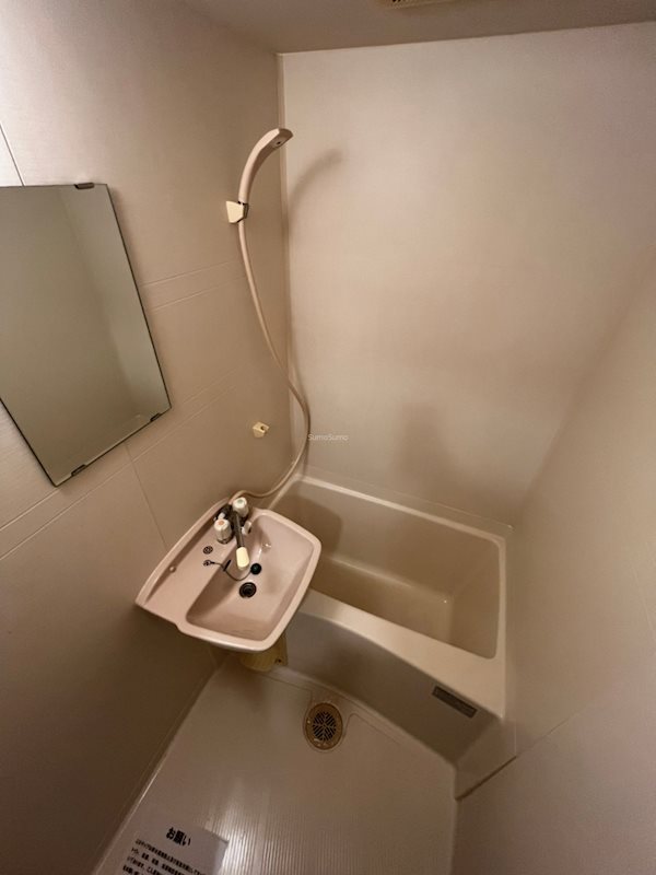 バス・シャワールーム　コンパクトで使いやすいお風呂です