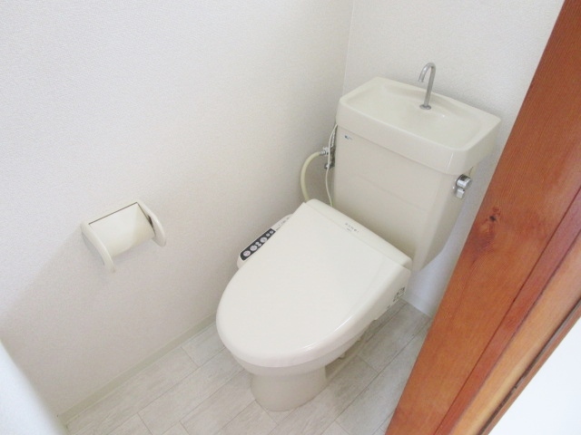 トイレ　別号室の参考写真になります。