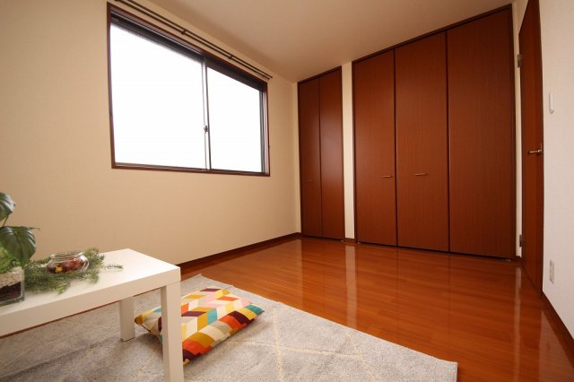 その他部屋・スペース　落ち着いた色調の寝室です