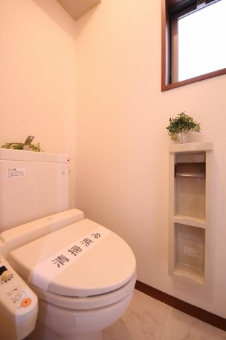 トイレ　写真に写っている雑貨・小物等はお引渡し前に撤去致します。