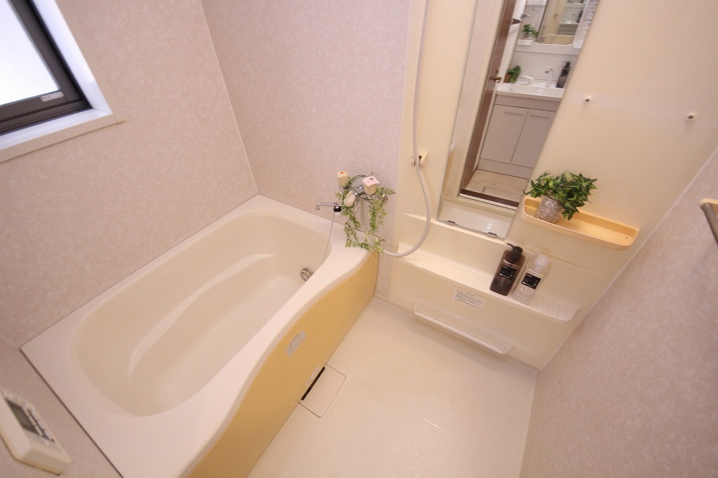 バス・シャワールーム　写真に写っている雑貨・小物等はお引渡し前に撤去致します。