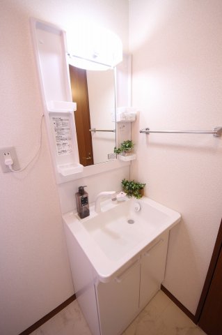 洗面設備　写真に写っている雑貨・小物等はお引渡し前に撤去致します。