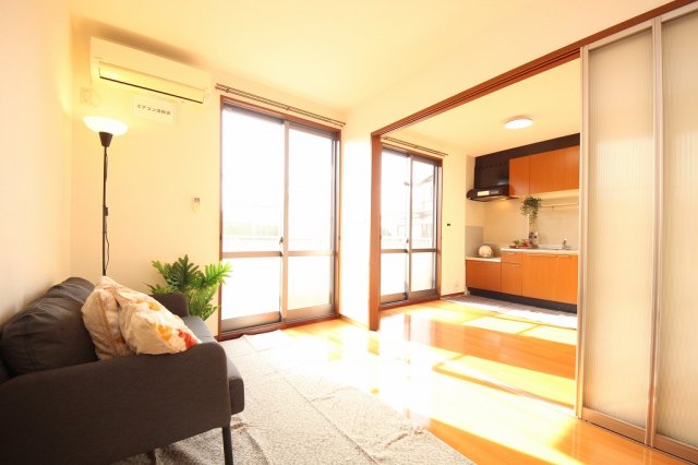 居室・リビング　写真に写っている雑貨・小物等はお引渡し前に撤去致します。