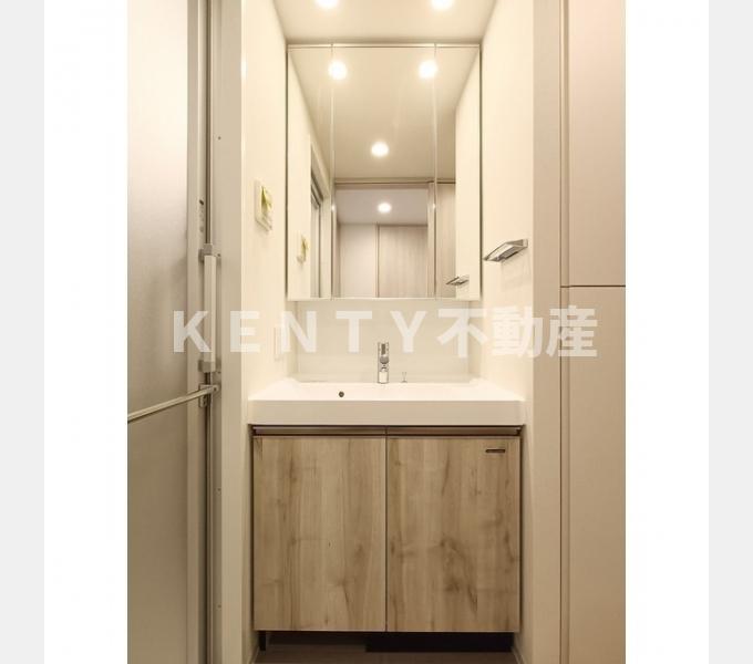 洗面設備　明るい洗面所です