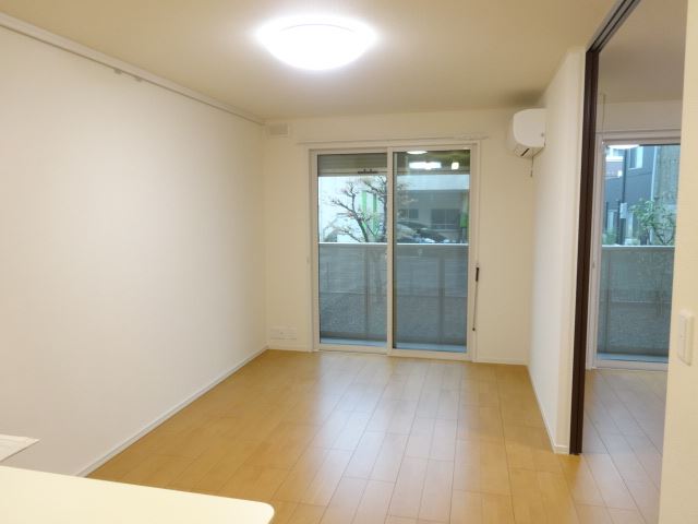 居室・リビング　明るい色合いのリビング