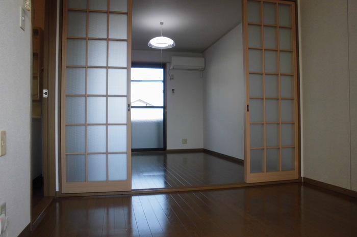 居室・リビング　こちらの居間で趣味の時間をお楽しみください