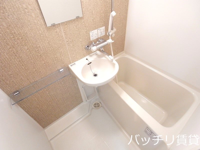 バス・シャワールーム　別号室タイプの為、現状を優先致します。