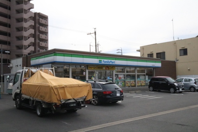 コンビニ　ファミリーマート　中川富川町店（コンビニ）まで300m