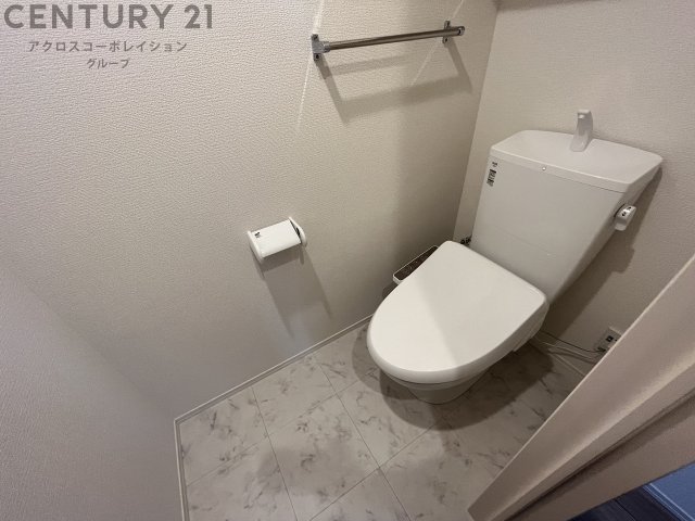 トイレ　温水洗浄暖房便座ついてます♪