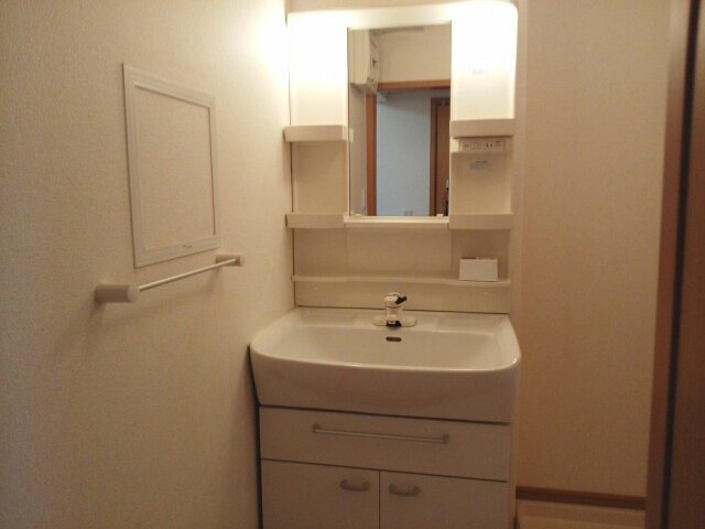 洗面設備　明るい洗面所です