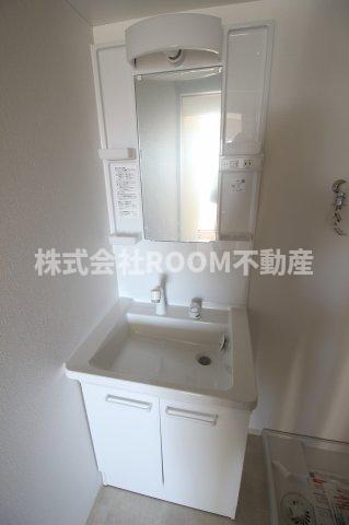 洗面設備　ゆったりとスペースのある洗面所