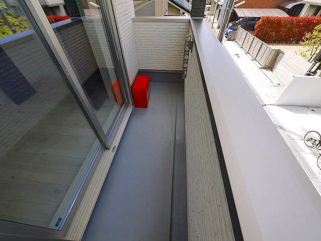 バルコニー　開放的で明るい空間を演出してくれるバルコニーです