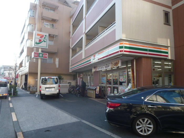 コンビニ　セブンイレブン（コンビニ）まで122m