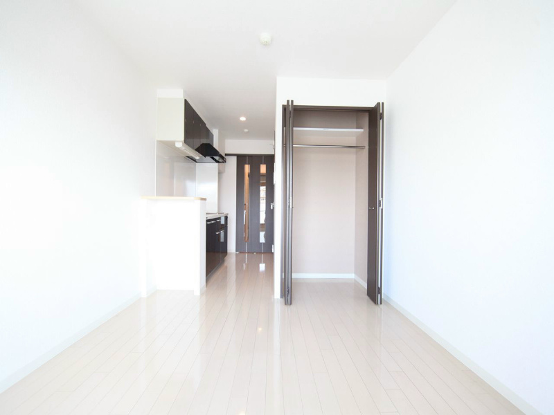 居室・リビング　洋室8.5帖　エアコン付　収納充実しています