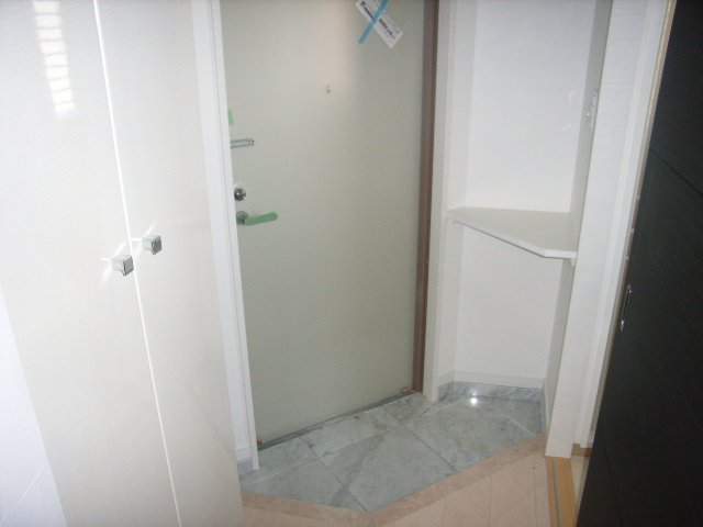 玄関　同物件別号室のものです。