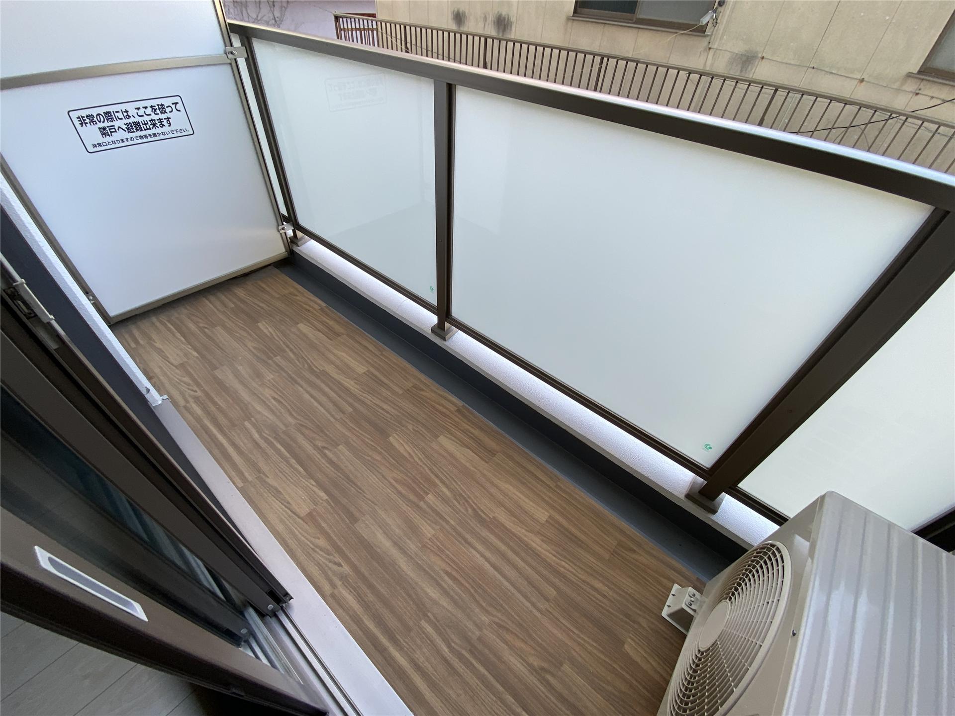 バルコニー　木目調の床が特徴的なバルコニーです