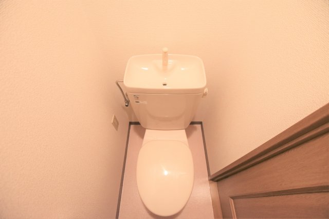 FRONT OF THE POLICE新光のトイレ写真