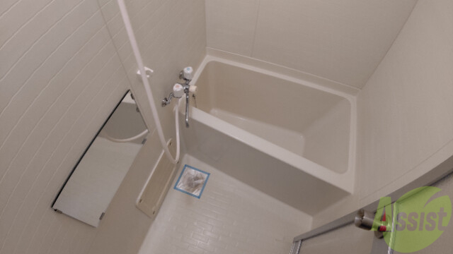 バス・シャワールーム　バスルームは狭すぎず、シャワーも浴びやすそうです。