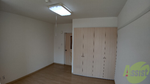 居室・リビング　７帖の洋室です。広々として、きれいですね。