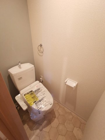 トイレ　同物件、別号室の参考写真です。