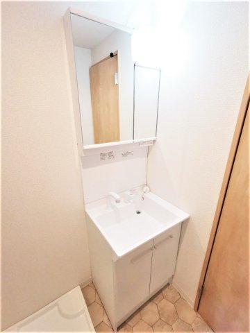 洗面設備　同物件、別号室の参考写真です。