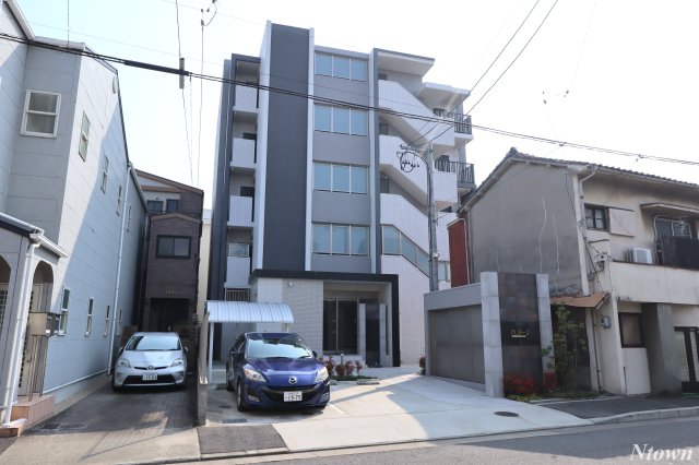 建物外観　落ち着いた雰囲気の外観です