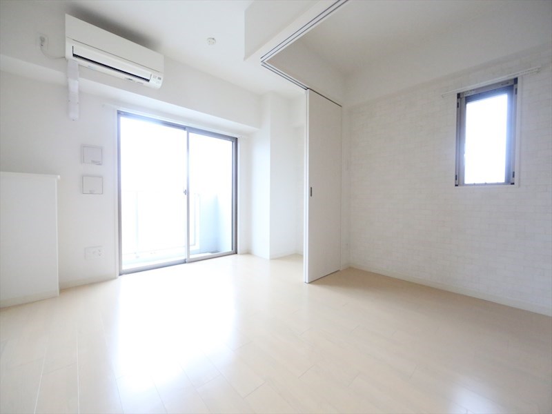 バルコニー　ＬＤＫ9.6帖　洋室3.3帖　エアコン完備　南面バルコニー