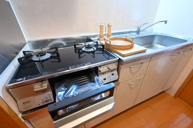 キッチン　2口ガスコンロ・グリル付/※家具・小物はイメージです