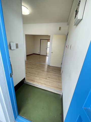 玄関　同タイプのお部屋です（現況を優先します）