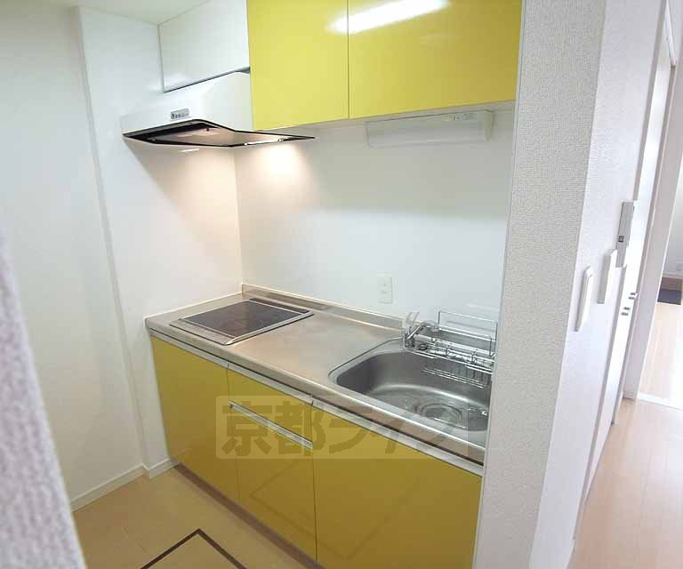 キッチン　２口コンロ付きのシステムキッチンでお料理もラクラク