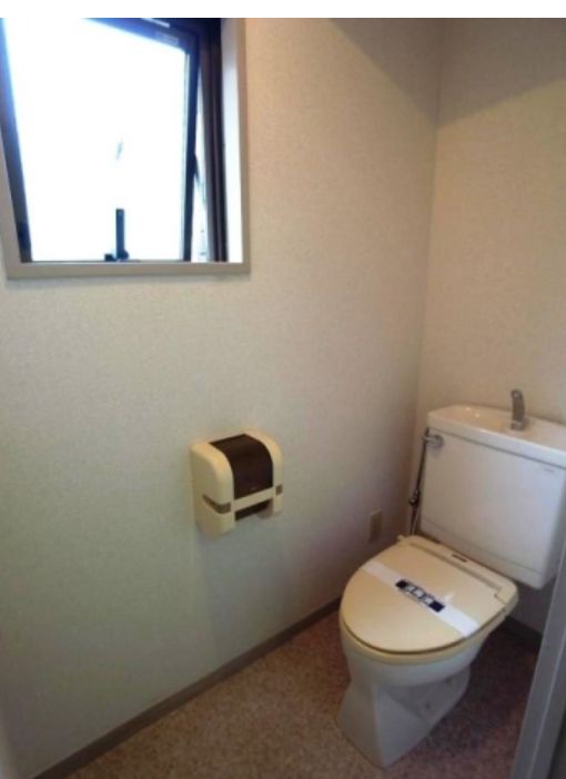 トイレ　落ち着いた色調のトイレです