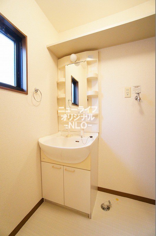 洗面設備　忙しい朝の身支度に役立つシャワー付き洗面台☆