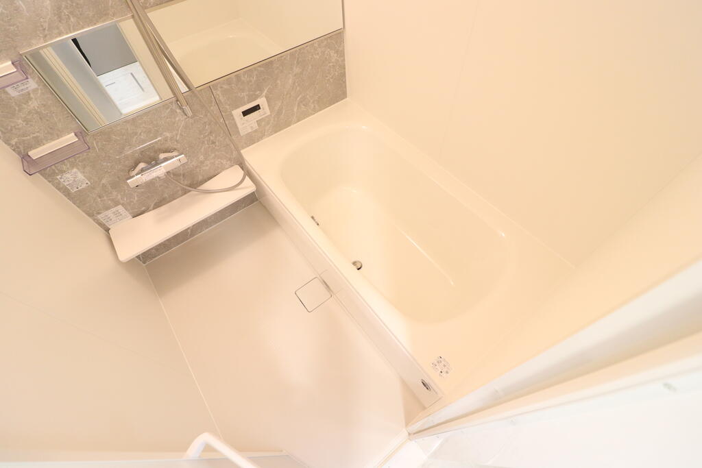 バス・シャワールーム　浴室換気乾燥機・追い焚き給湯付き♪