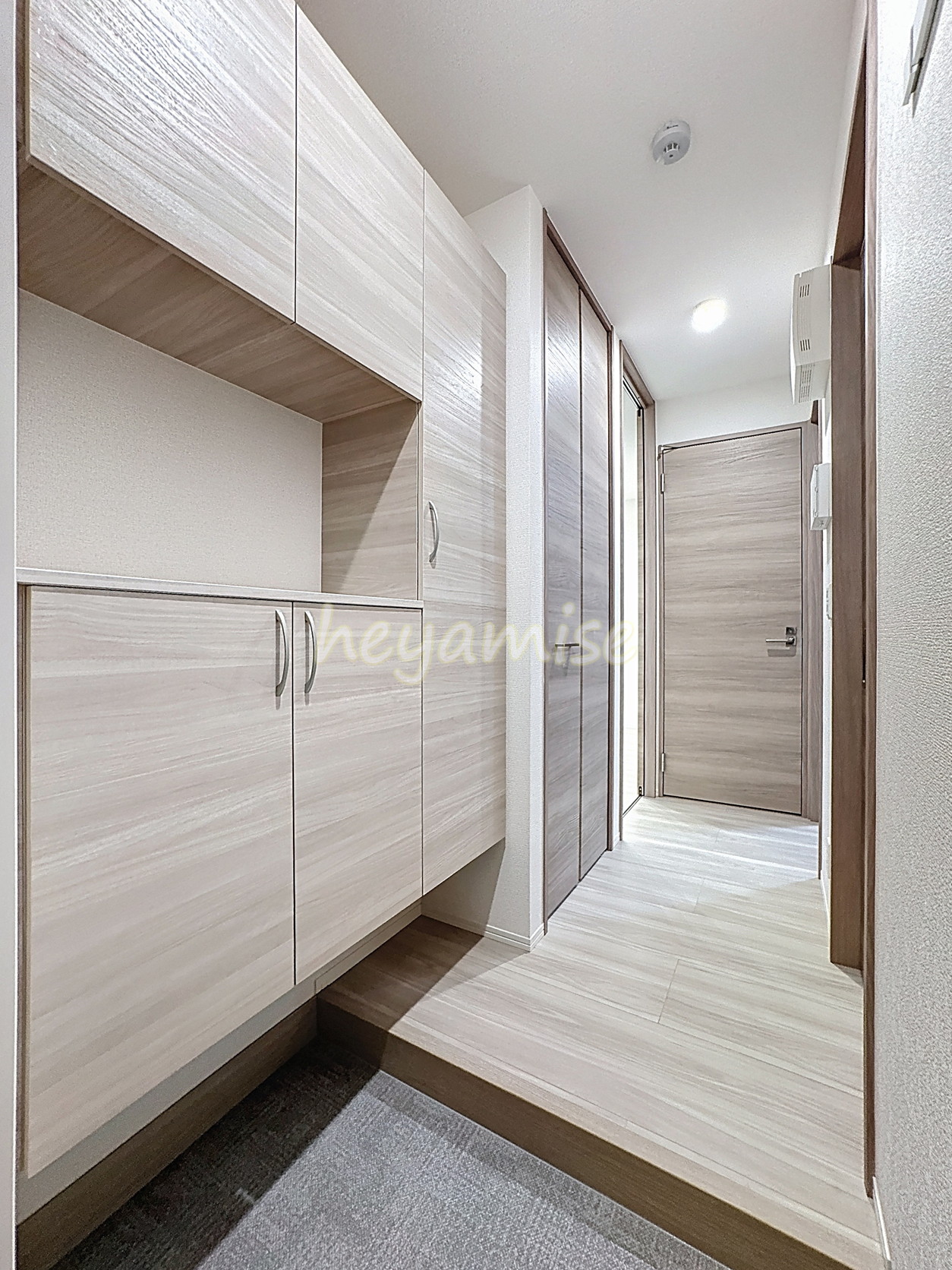 玄関　※写真は103号室のものです