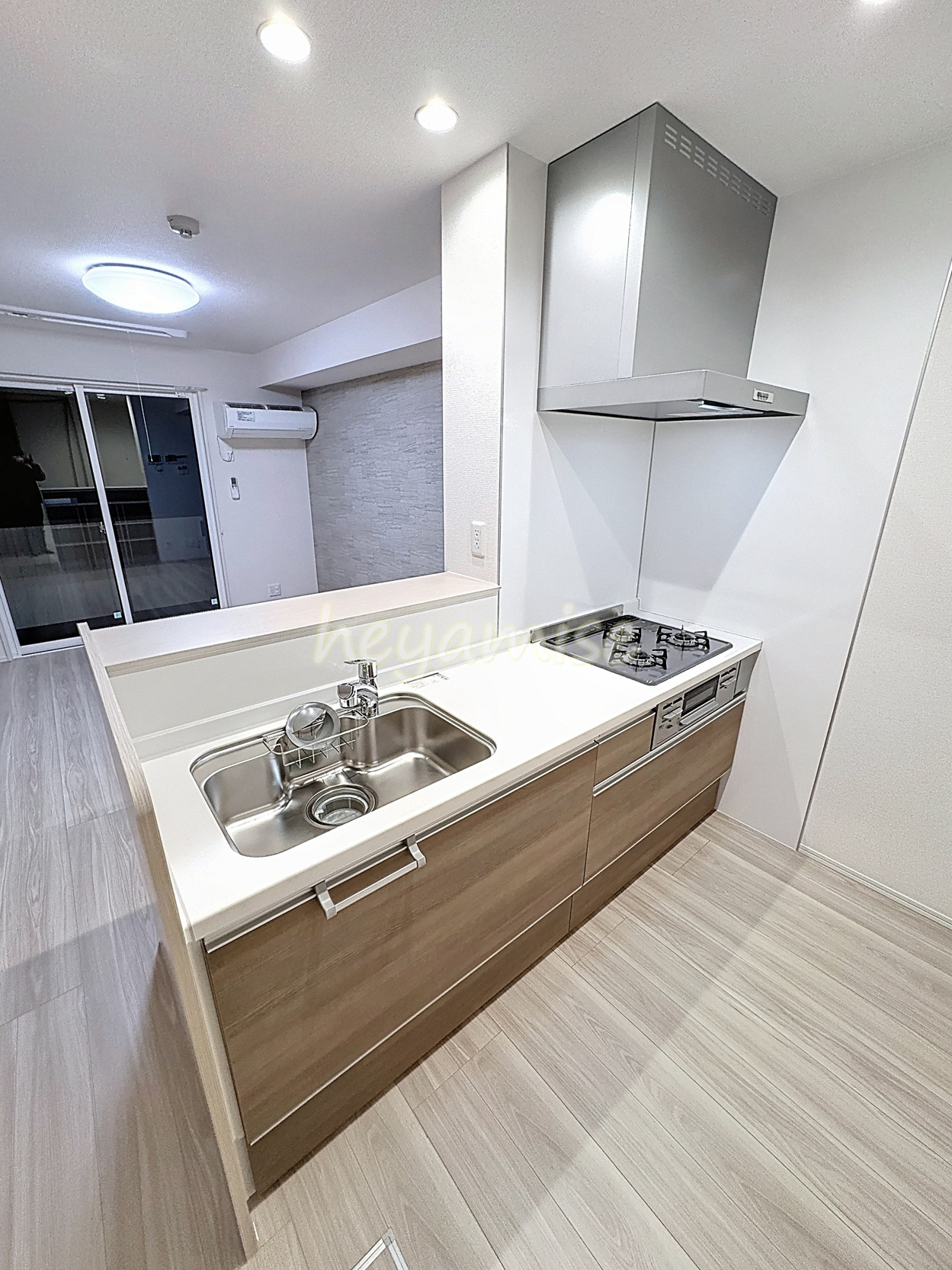 キッチン　※写真は103号室のものです