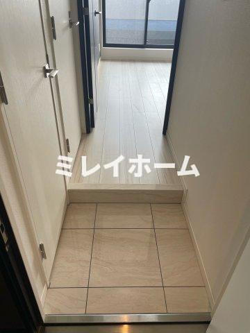 玄関　同建物内、別のお部屋の参考写真になります。
