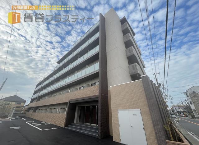 建物外観　重厚感あふれるＲＣ造が生み出す、上質で安心感のある住まい。