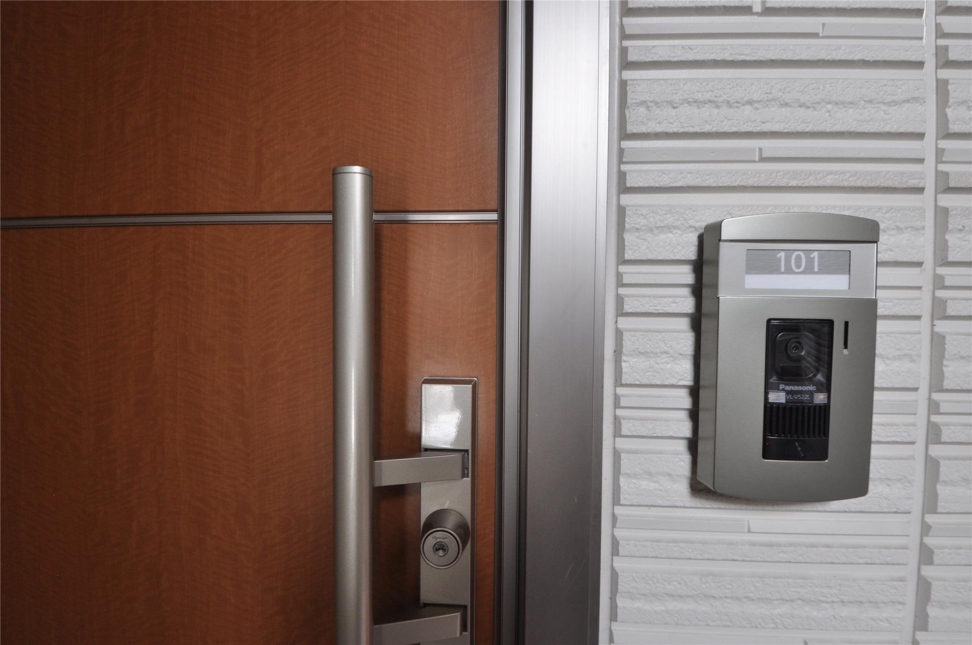 玄関　玄関ドア　※101号室参照。