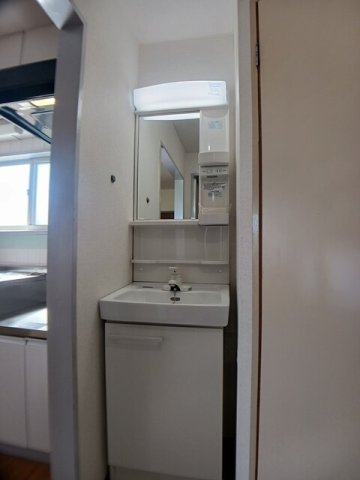 洗面設備　ゆったりとスペースのある洗面所