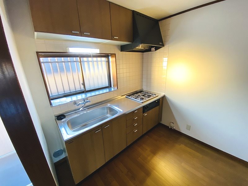 キッチン　窓があり明るいキッチンです。