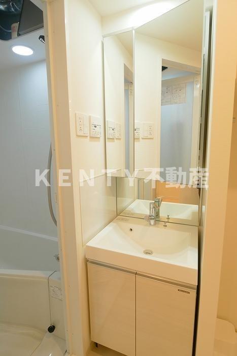 洗面設備　明るい洗面所です