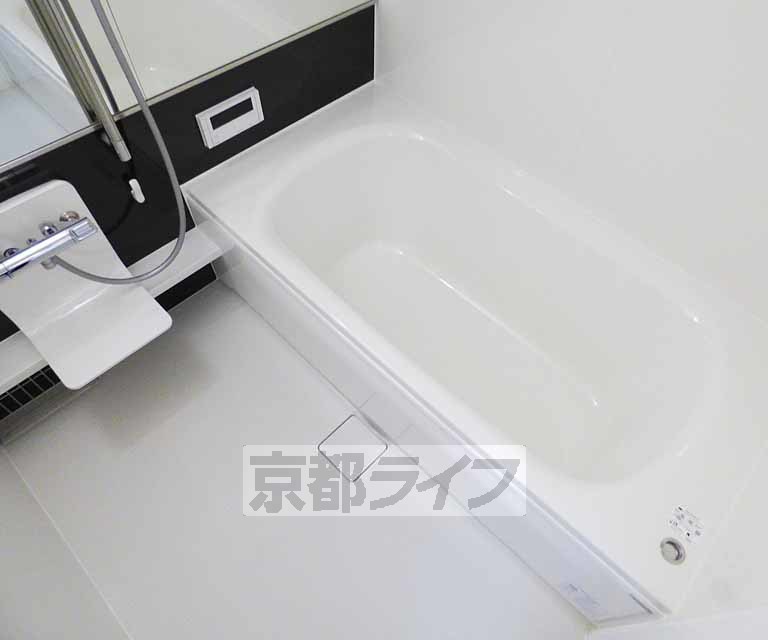 バス・シャワールーム　広々とした浴室です。