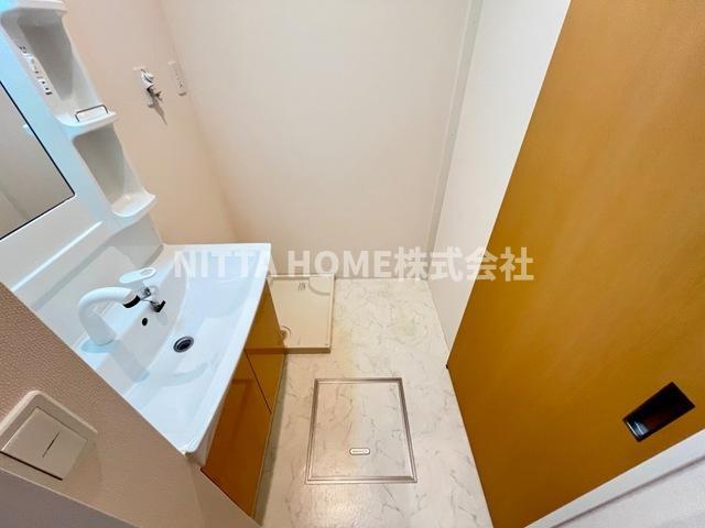 洗面設備　シャワー付き洗面台で身支度はバッチリ◎