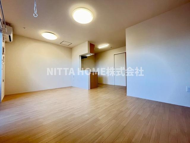 居室・リビング　13.7帖の広々リビングがうれしいですね(^_-)-☆