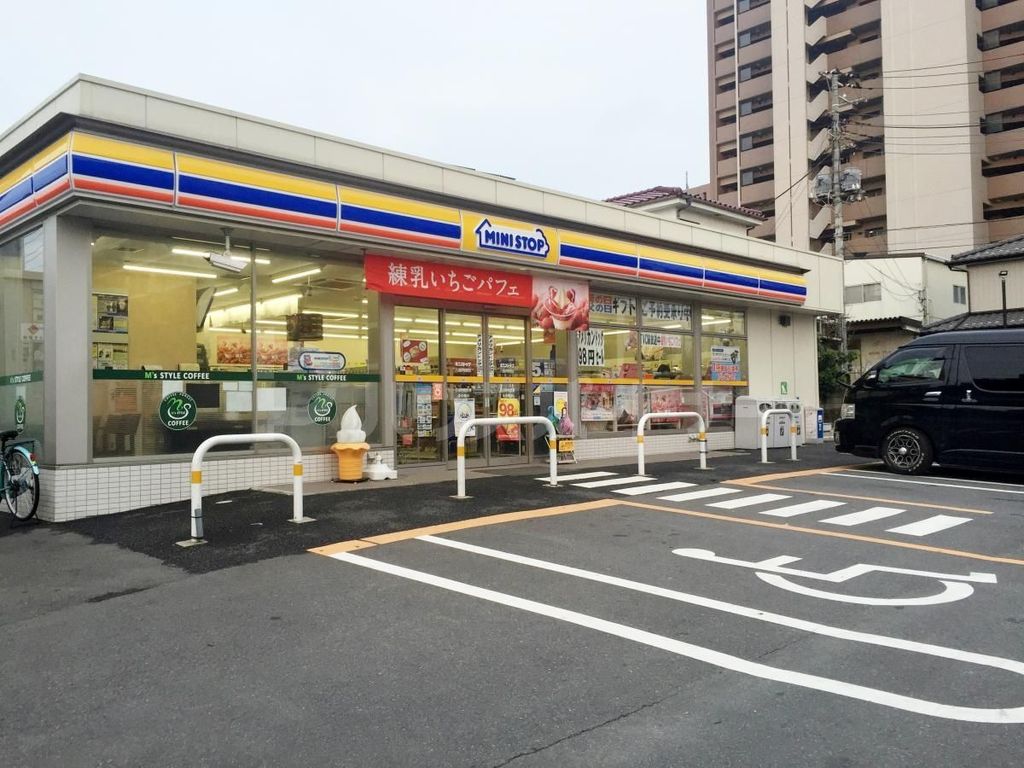 コンビニ　ミニストップ八潮伊勢野店（コンビニ）まで380m