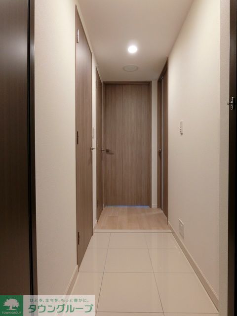 玄関　Dタイプ2018年2月撮影 同タイプ404号室の写真です。